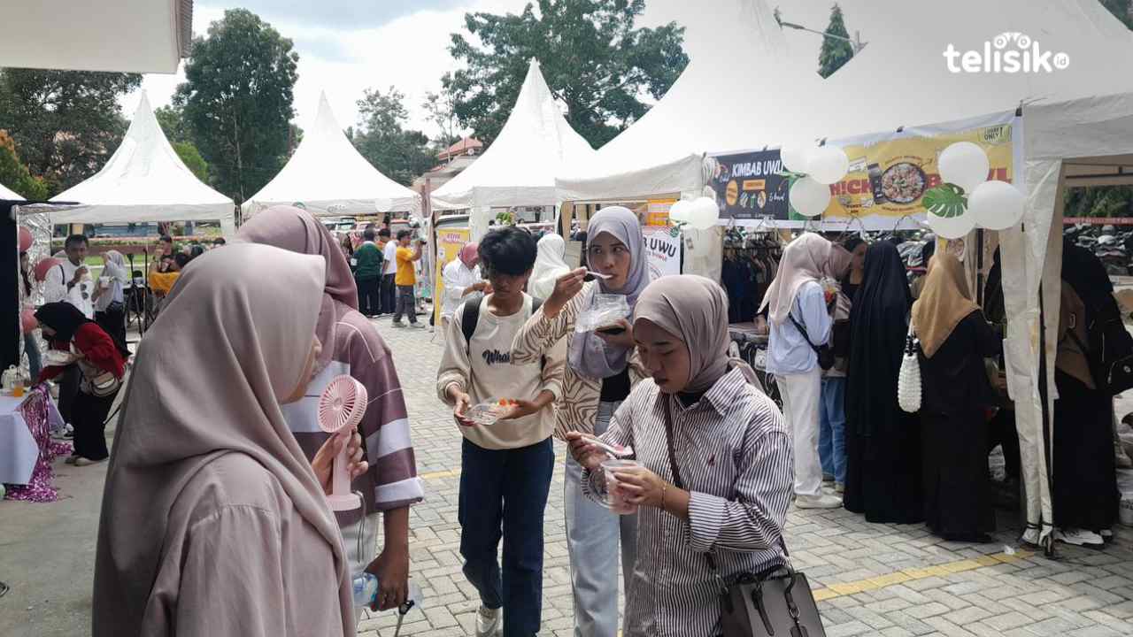 Kuliah Fest di pelataran FISIP UHO yang diikuti beberapa tenant, Senin (6/1/2025). Nabila/Telisik