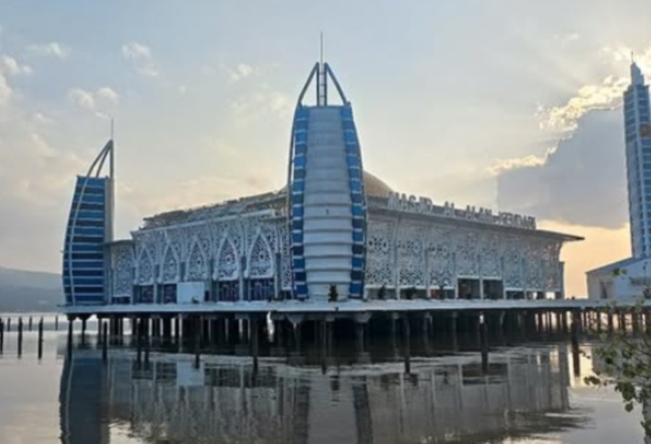 Masjid Al Alam Kendari. Foto: Instagram/@indrabl)