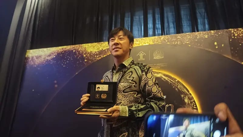 Pelatih Timnas Indonesia, Shin Tae-yong saat menerima Golden Visa dari Presiden Jokowi. Foto: Repro Merdeka.com