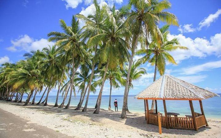 Pesona pasir putih Pantai One Melangka Togo Binongko. Foto: Ist.