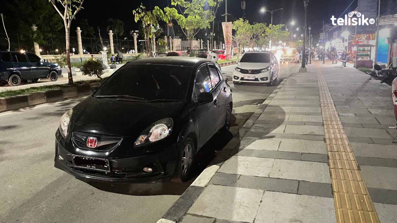 Sejumlah kendaraan parkir di ruas Jl. Supu Yusuf, Kelurahan Bende, Kota Kendari. Foto: Sitti Aisyah Hildaniar/Telisik