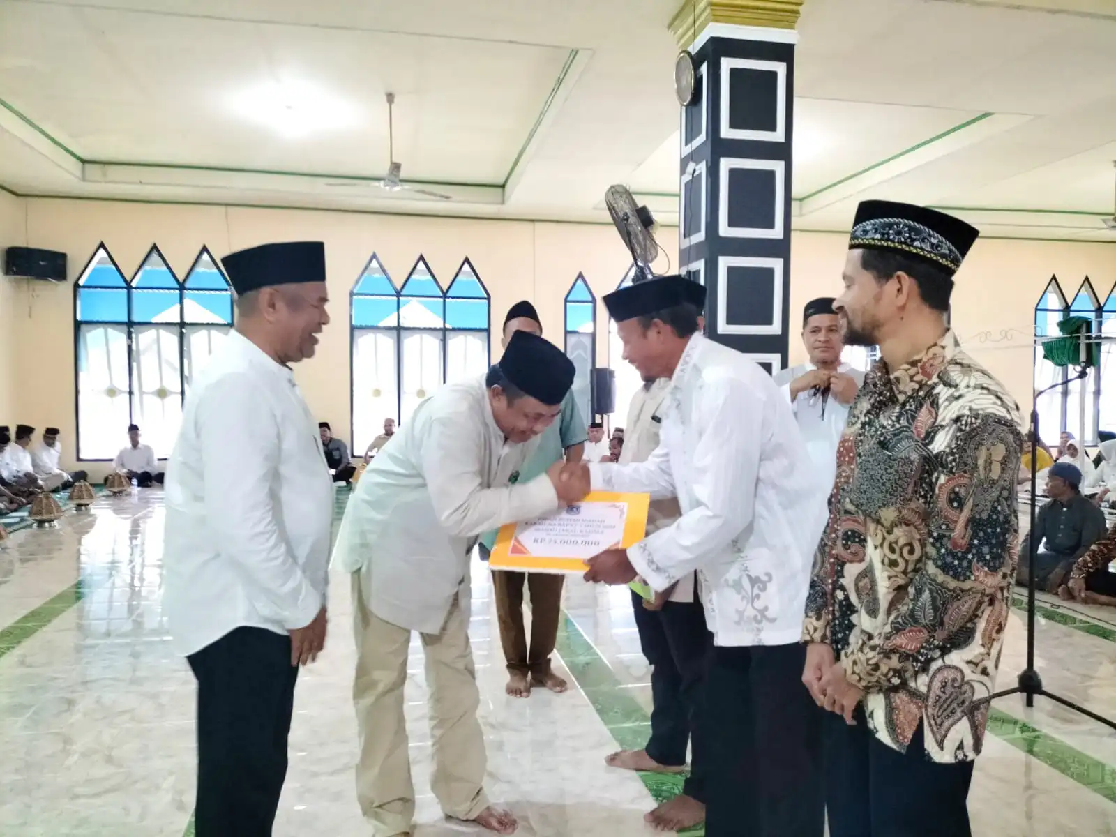 Penyerahan bantuan bagi mahasiswa dan rumah ibadah. Foto: Ist