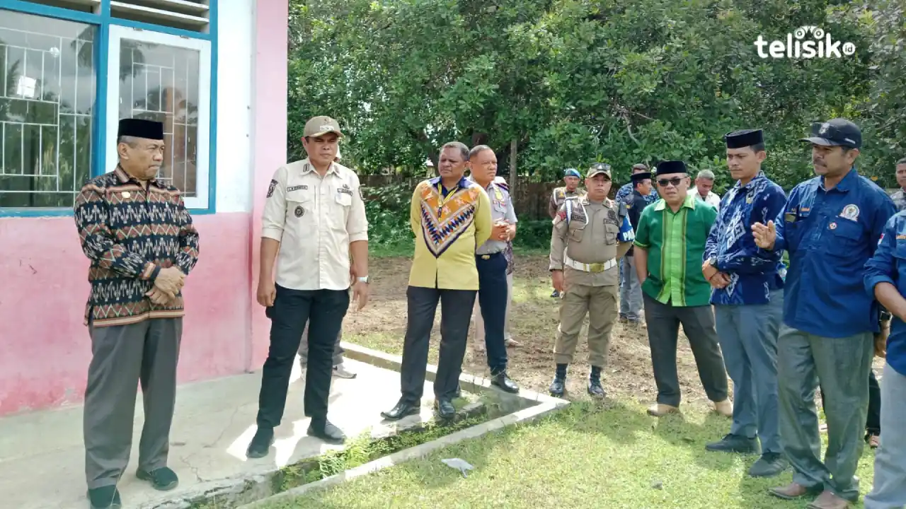 Plt Bupati Muna, Bachrun Labuta bersama Kades Laiba, Boisandri saat meninjau lahan SDN 5 Parigi. Foto: Sunaryo/Telisik