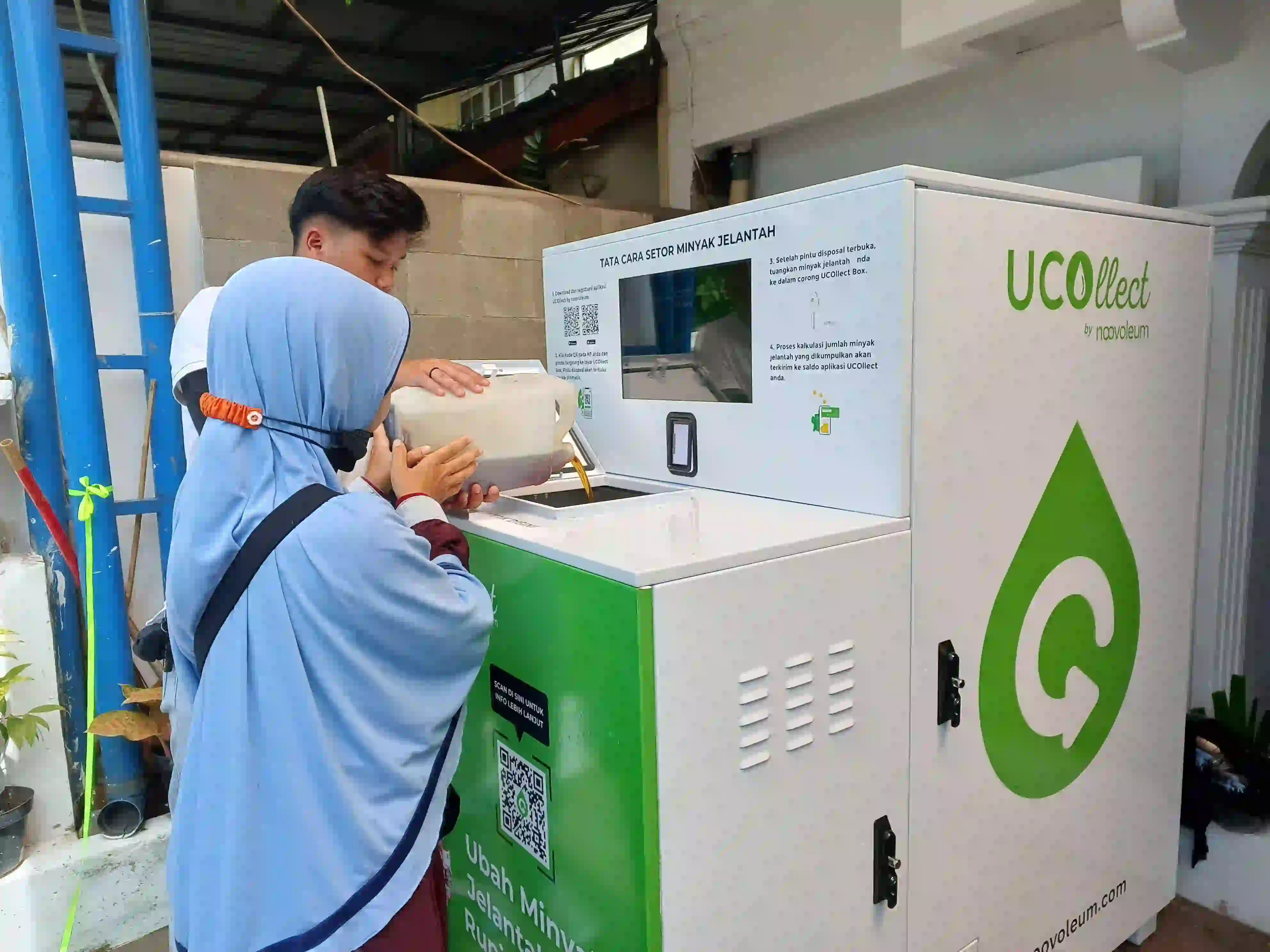 Proses penyetoran minyak jelantah di mesin green movement UCO. Foto: Repro RRI