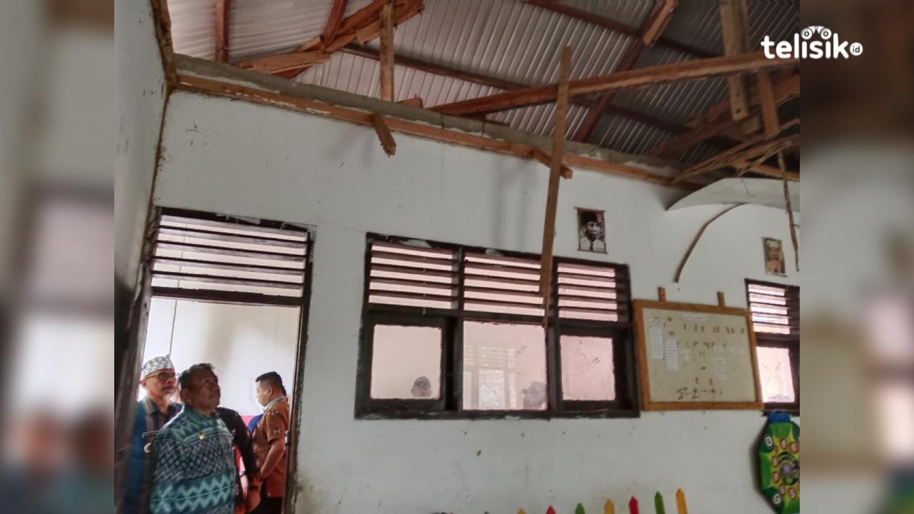 Plt Bupati Muna, Bachrun Labuta, saat  meninjau SDN 8 Katobu, Kamis (23/1/2025). Foto : Sunaryo/Telisik