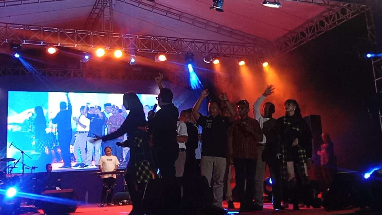 Darwin-Ali saat menyapa masyarakat Muna Barat di perayaan kemenangan. Foto:  Ist