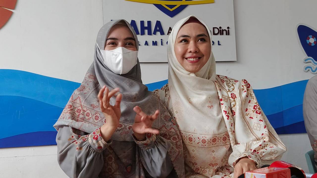 Ria Ricis (kiri) tetap bekerja meski kena DBD sampai nekat lepas infus. Foto Repro ftnews.co.id