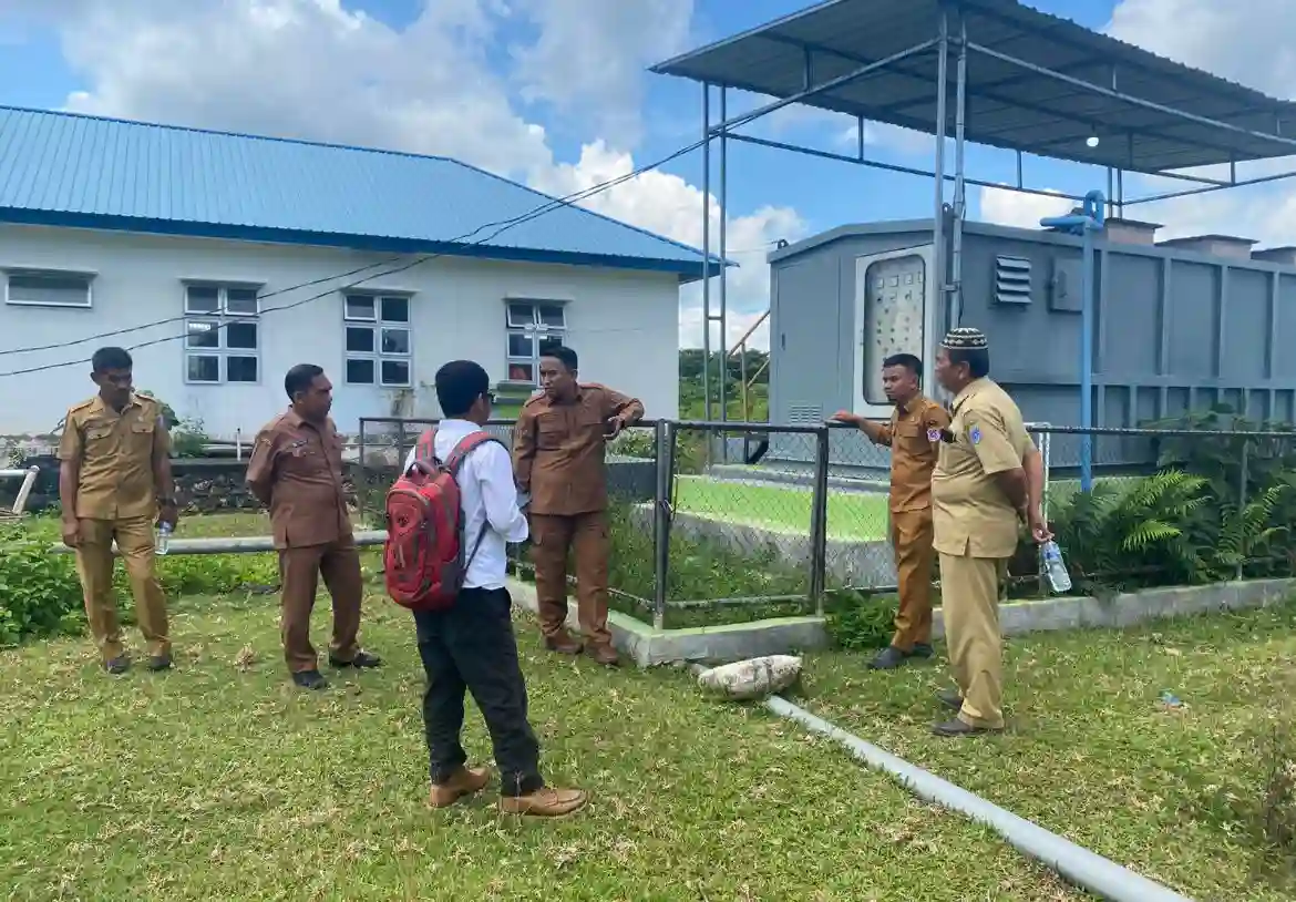 Peninjauan oleh dinas terkait untuk izin pembangunan gedung di RSUD Muna Barat. Foto: Ist.