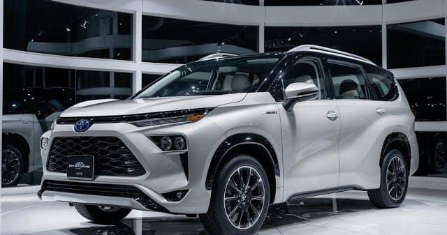 Toyota Avanza 2025 hadir dengan desain dan fitur canggih. Foto: YouTube@BikeBanter