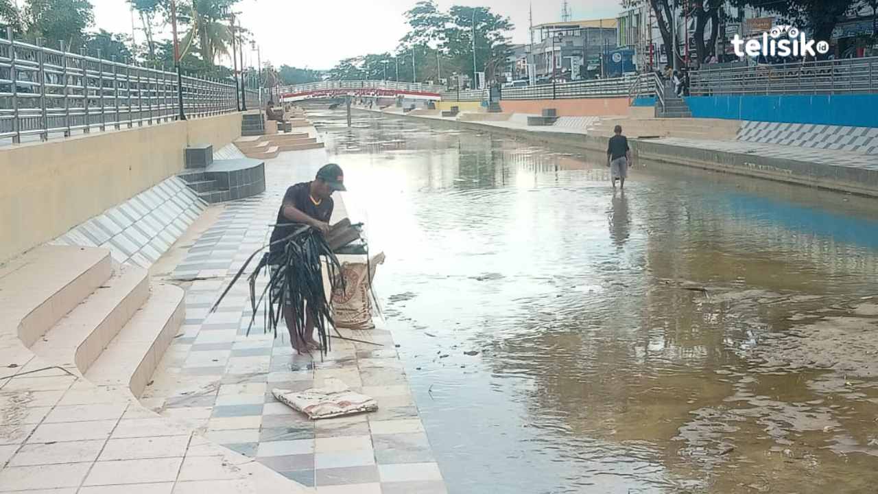 Pembersihan sampah di Kali Kadia Kendari oleh Safrin dan Horofu, Minggu (12/1/2025). Foto/ Umar Telisik