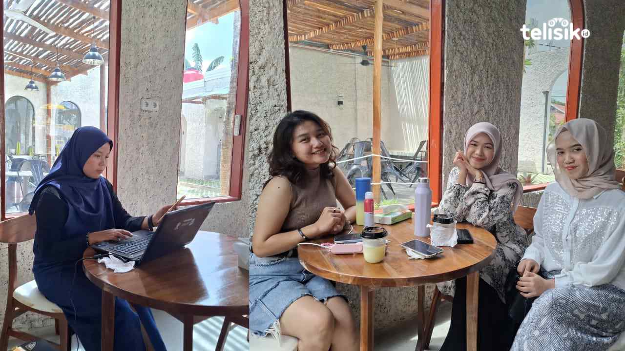 Para pengunjung Samar Milenial memanfaatkan waktu sambil menikmati suasana di coffee shop ini, Rabu (22/1/2025). Foto: Erni Yanti/Telisik