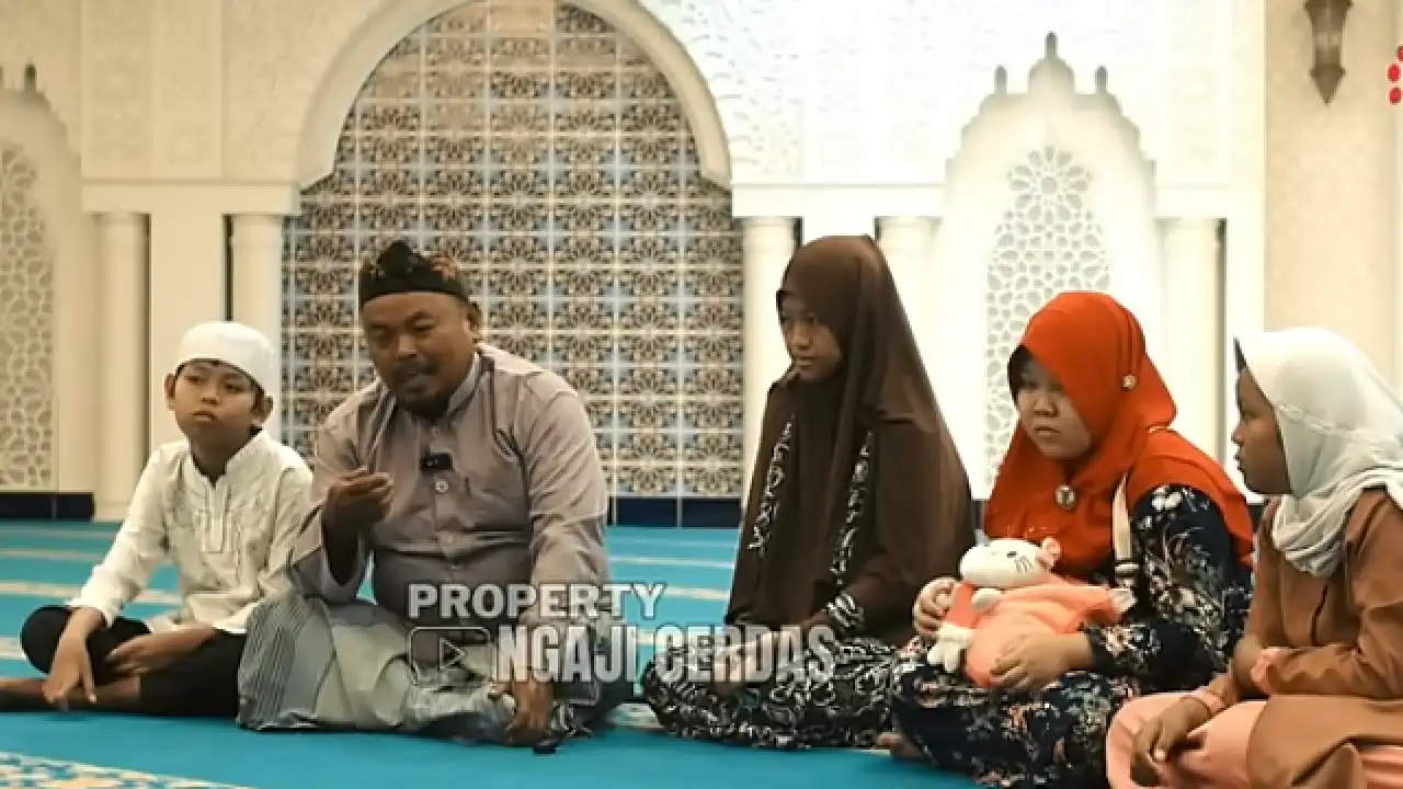 Satu keluarga masuk Islam setelah sering mendengar shalawat. Foto: Repro screenshot YouTube @Ngaji Cerdas