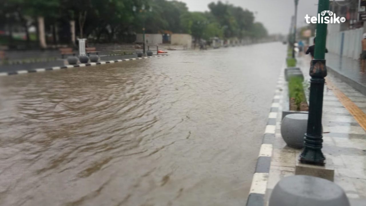 Kondisi jalan di kawasan eks MTQ Kota Kendari yang mengalami banjir, Senin (27/1/2025). Foto: Umar/Telisik