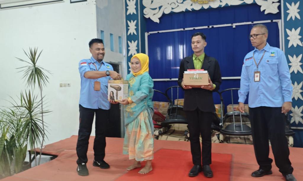 Kepala Sentra Meohai Kendari saat menyerahkan bantuan wirausaha. Foto: Ist