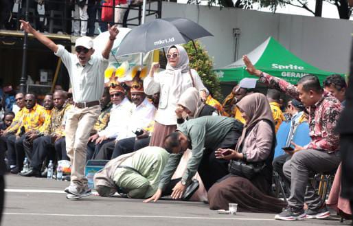 Sujud Syukur pendukung para pihak ketika menonton bersama Sidang Pengucapan Putusan. Foto: Repro Humas MK/Teguh