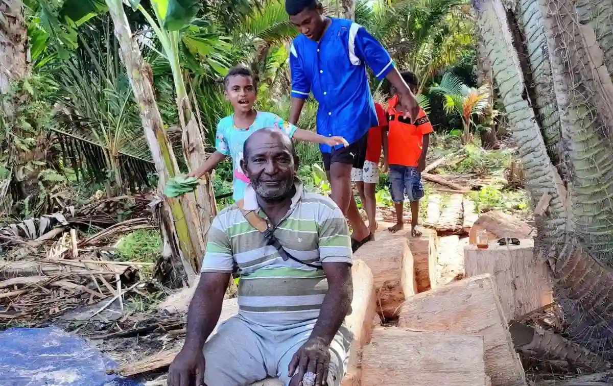 Seorang ayah sedang mengajak anak-anaknya memanen sagu di Kampung Yoboi, Sentani, Kabupaten Jayapura. Foto: Repro Antara