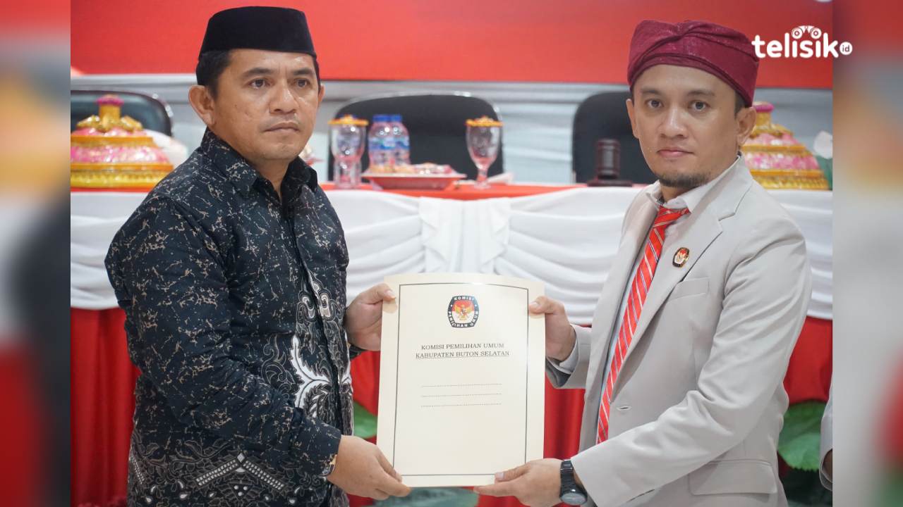 Wakil I DPRD La Ode Hasdin (kanan) dan Ketua KPU Buton Selatan, Hastun (kiri) saat penyerahan surat putusan penetapan Paslon Bupati dan Wakil Bupati Buton Selatan terpilih. Foto: Ali Iskandar Majid/telisik