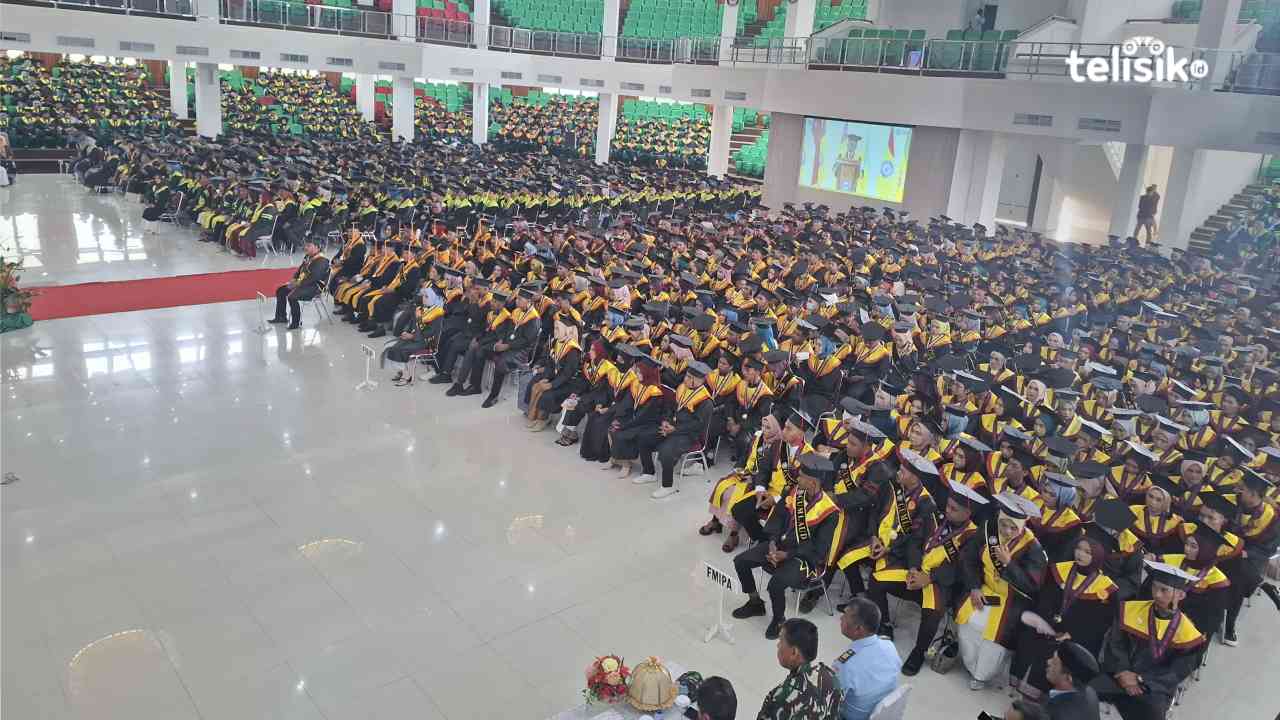 Mahasiswa UHO Kendari mengikuti proses wisuda di Auditorium Mokodompit kampus UHO, Kamis (6/2/2025). Foto: Erni Yanti/Telisik