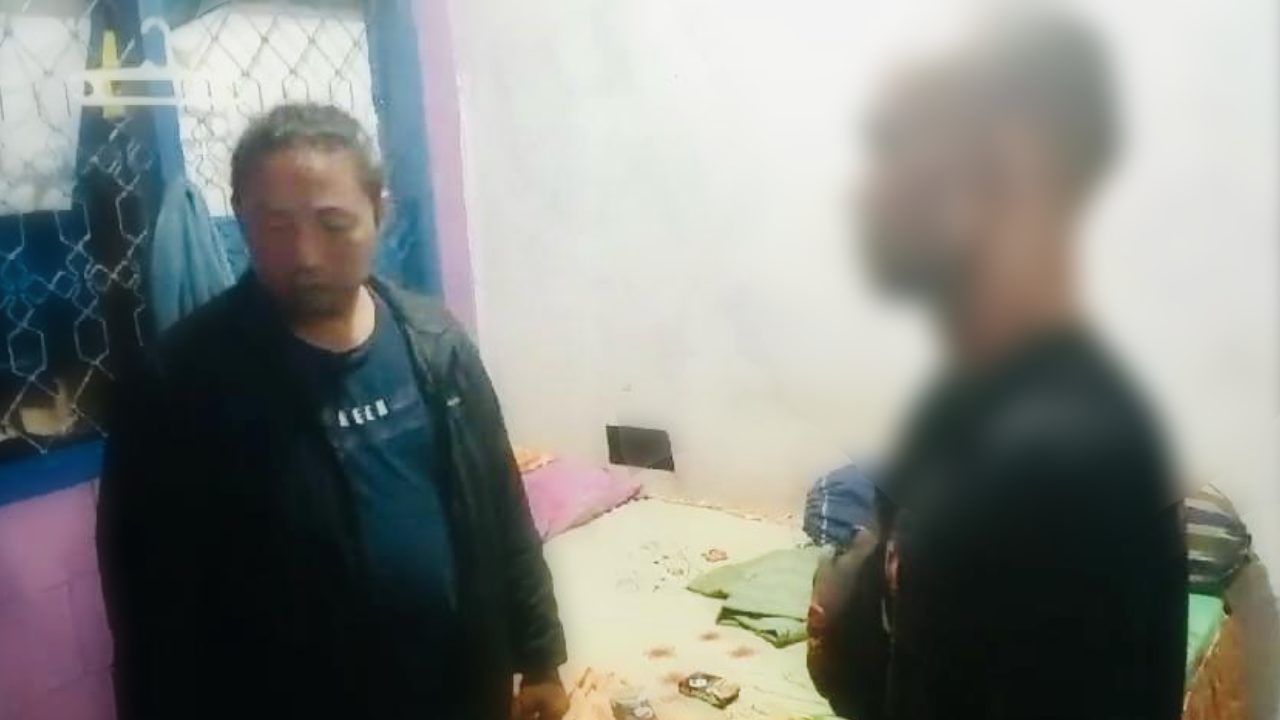 Oknum guru berstatus ASN, AM (kanan), saat ditangkap di kediamannya, Kamis (6/2/2025). Foto: Ist.