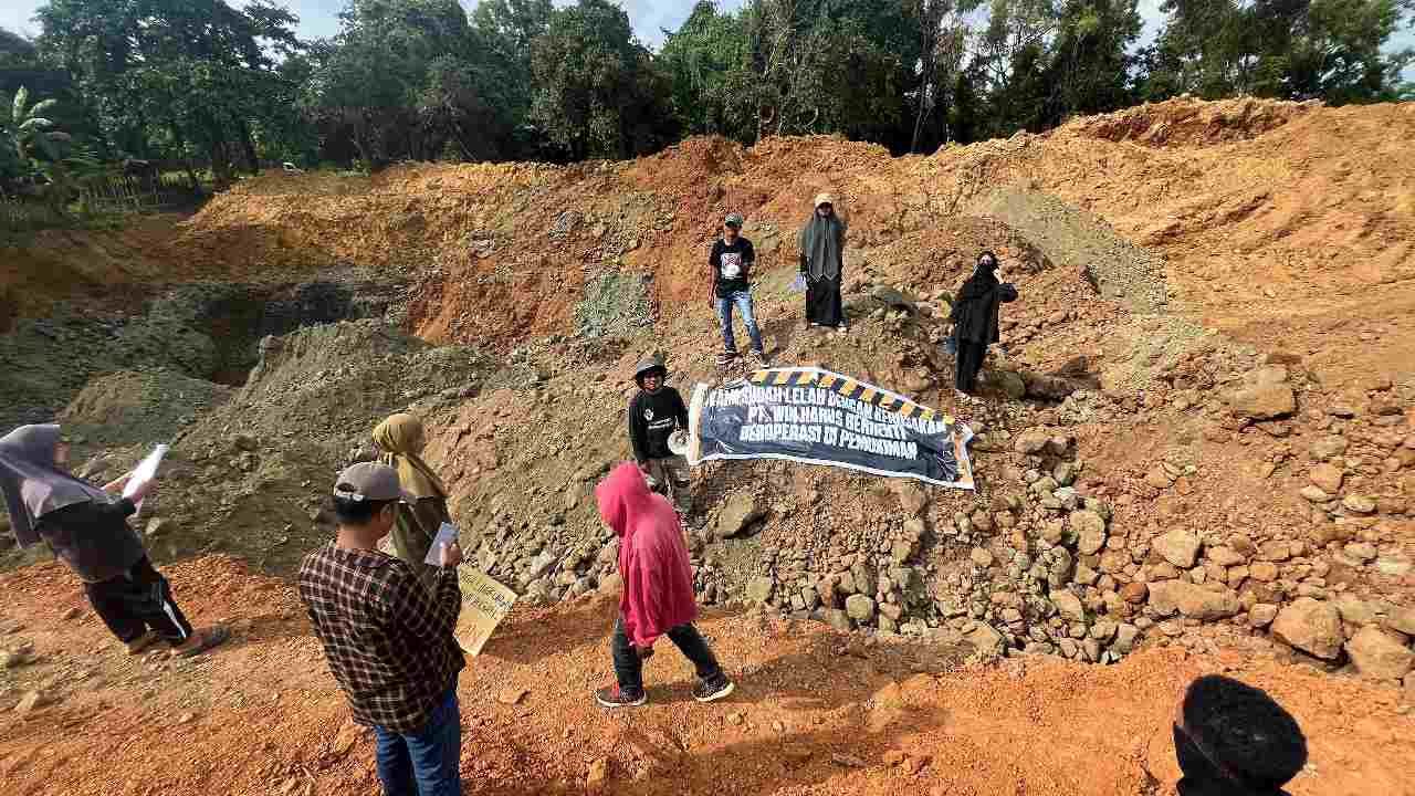 Warga Desa Torobulu desak PT. WIN untuk menghentikan aktivitas pertambangan di dekat sekolah dan permukiman. Foto: Ist