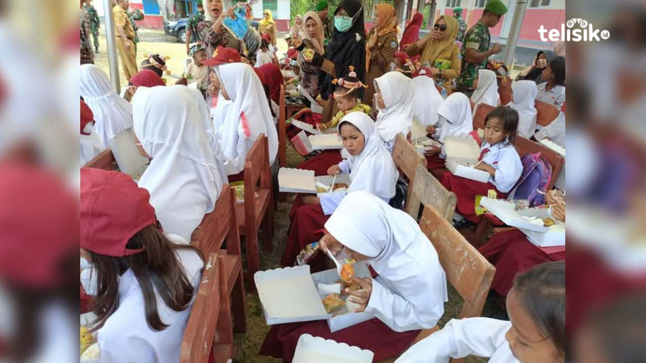 Siswa-siswi SDN 2 Busoa, Buton Selatan, saat menikmati menu makan siang pada uji coba makan bergizi gratis. Foto: Ali Iskandar Majid/telisik