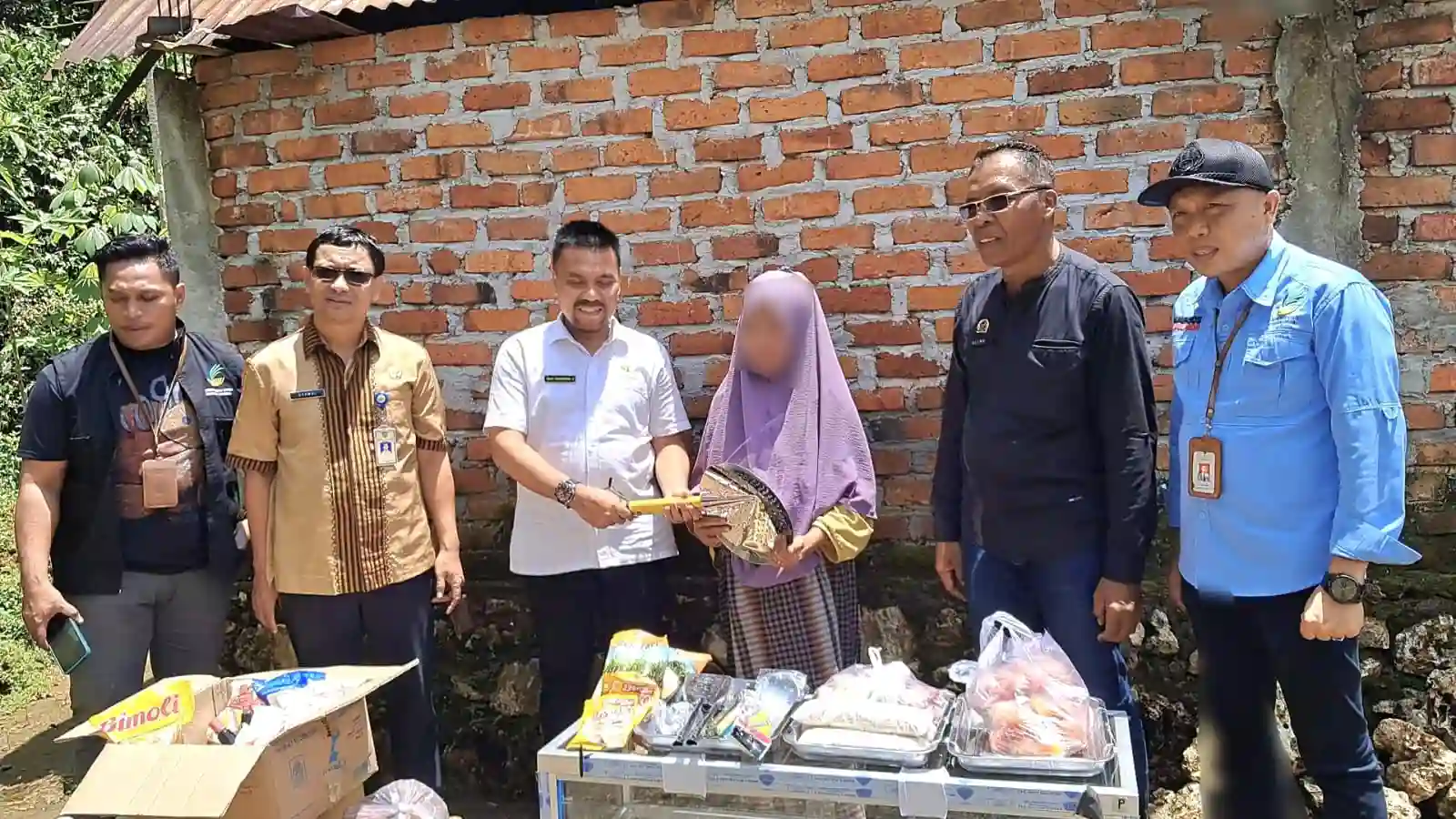 Sentra Meohai Kendari bersama Dinsos Baubau saat memberikan bantuan kepada keluarga korban. Foto: Ist.