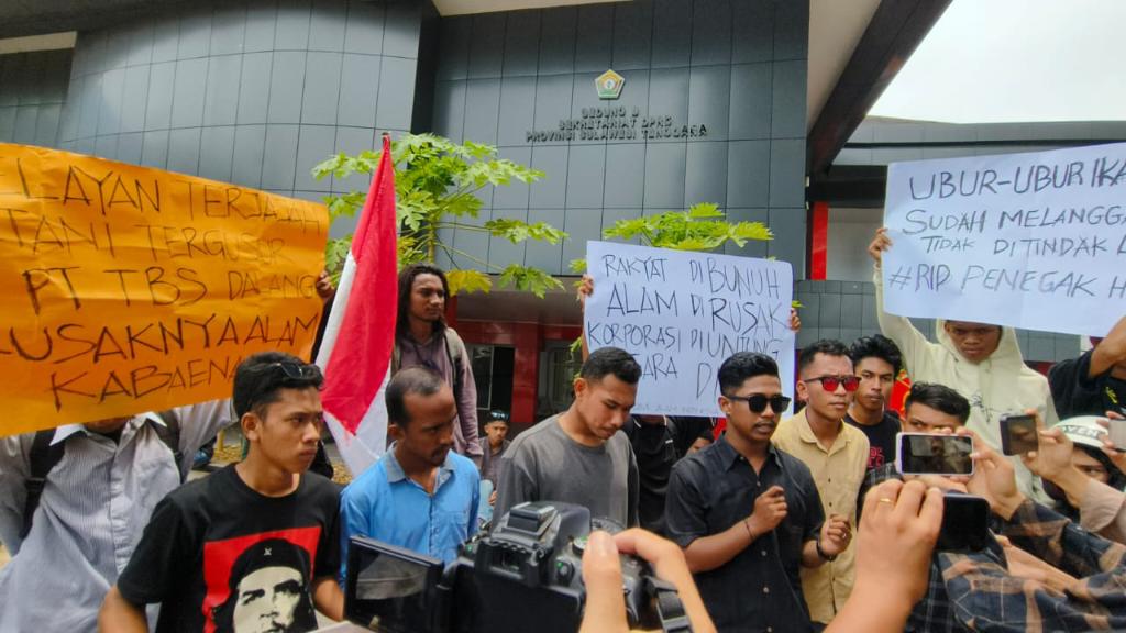 Aliansi Mahasiswa Peduli Lingkungan dan Kehutanan (AMPLK) Sultra, Amara Sultra, dan Jangkar Sultra kembali berunjuk rasa di Gedung DPRD Sultra, yang  menuntut pencemaran lingkungan oleh PT Tambang Bumi Sulawesi di Pulau Kabaena, Senin (10/2/2025). Foto: I