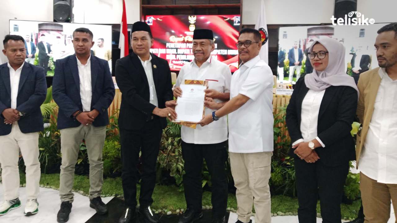 Pasangan Bupati-Wabup Muna terpilih, Bachrun Labuta-La Ode Asrafil, menerima berita acara penetapan bupati-wabup terpilih, Kamis (6/2/2025). Foto : Sunaryo/Telisik
