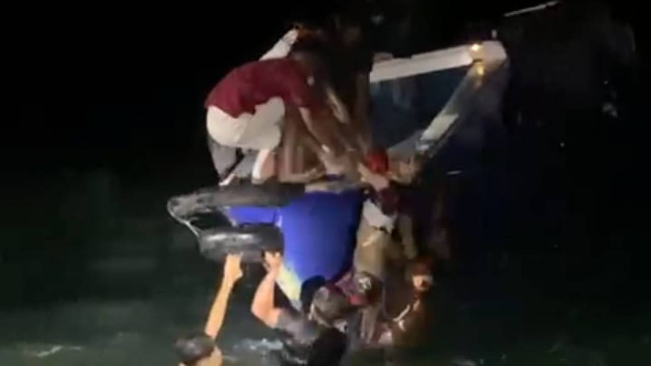 Video detik-detik evakuasi korban tewas tenggelam tersapu ombak saat hendak memancing,m yang diwarnai dengan haru tangis. Foto: Ist.
