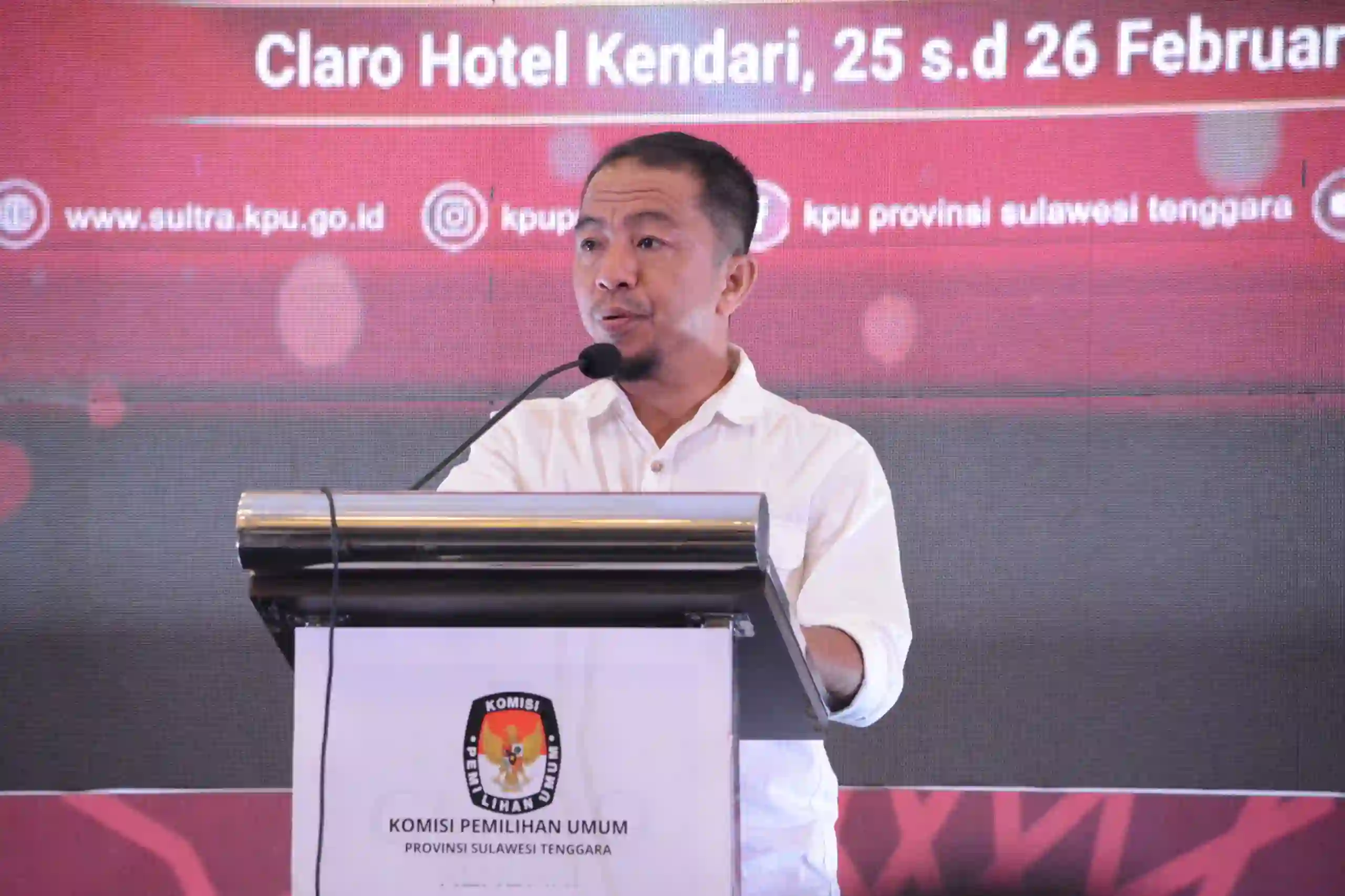 PLH Ketua KPU Sultra Hasanuddin saat membuka acara FGD  sebagai bentuk evaluasi pelaksanaan Pilkada. Foto: Ist.