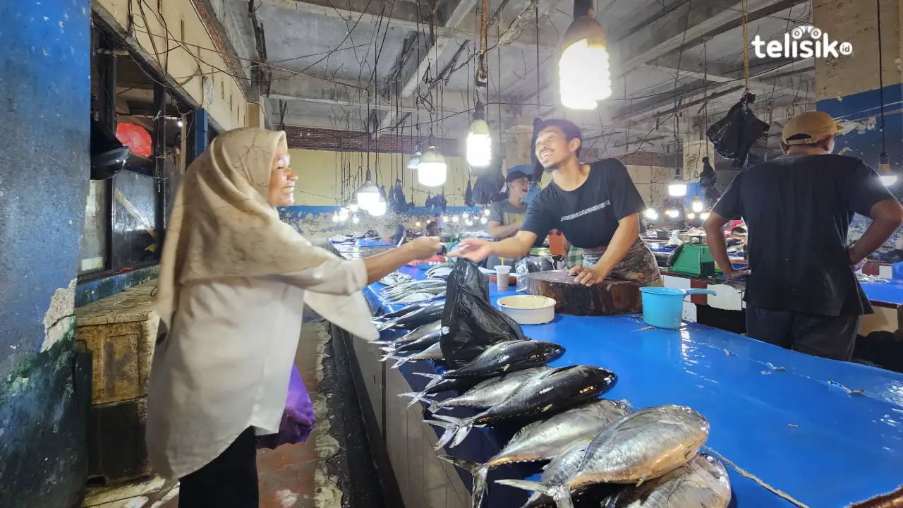 Andi sibuk mengolah ikan segar di tempatnya berdagang di Pasar Basah Mandonga Kota Kendari. Foto: Sigit Purnomo/Telisik
