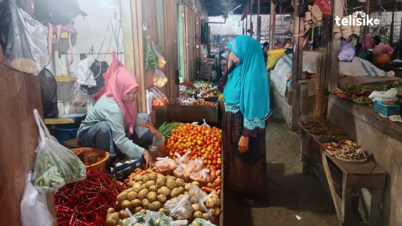 Salah satu pedagang sayur di Pasar Sabho, Kecamatan Pasarwajo, saat melayani pembeli. Foto: Febriyani/Telisik.