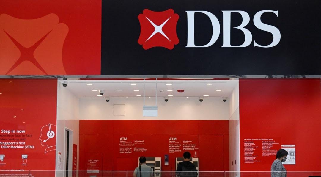Bank DBS akan menggantikan 4 ribu pegawai dengan kecerdasan buatan AI. Foto: Repro Reutres