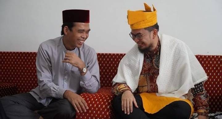Ustadz Adi Hidayat (kanan) dan Ustadz Abdul Somad (kiri) menjelaskan hukum ziarah kubur. Foto: Repro Cakaplah