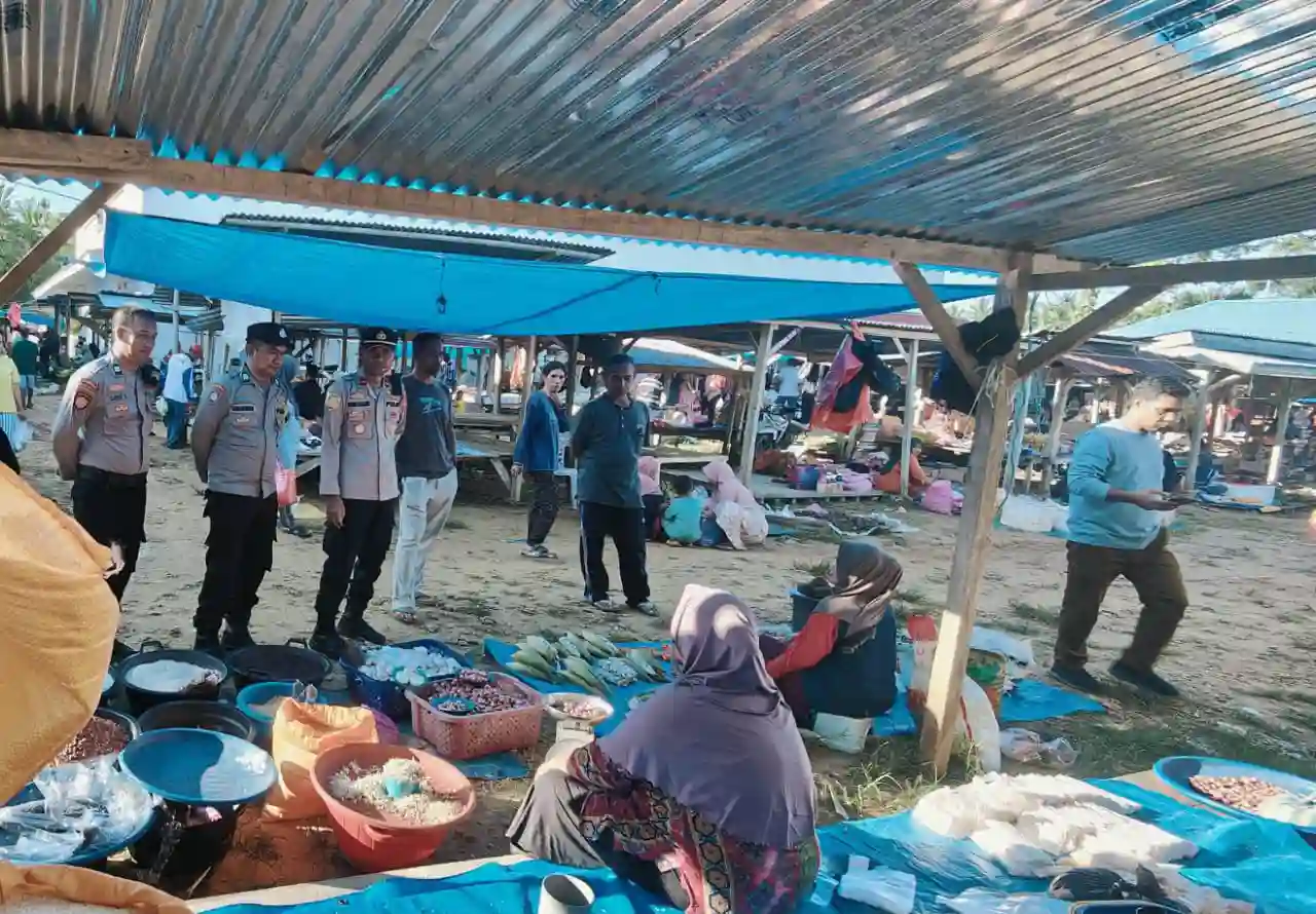 Monitoring pasar yang dilakukan oleh Polsek Tiworo Tengah. Foto: Ist