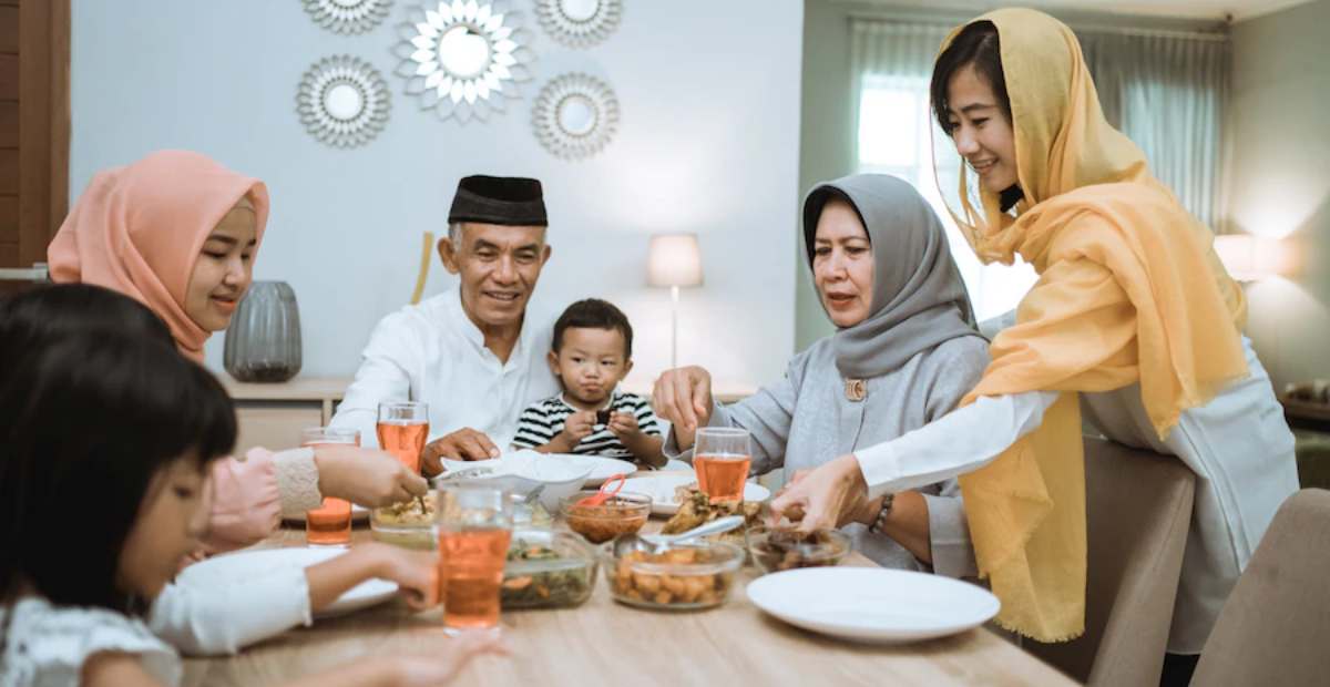 Libur Lebaran 2025 memberi kesempatan berkumpul lebih lama bersama keluarga. Foto: Repro Tokopedia