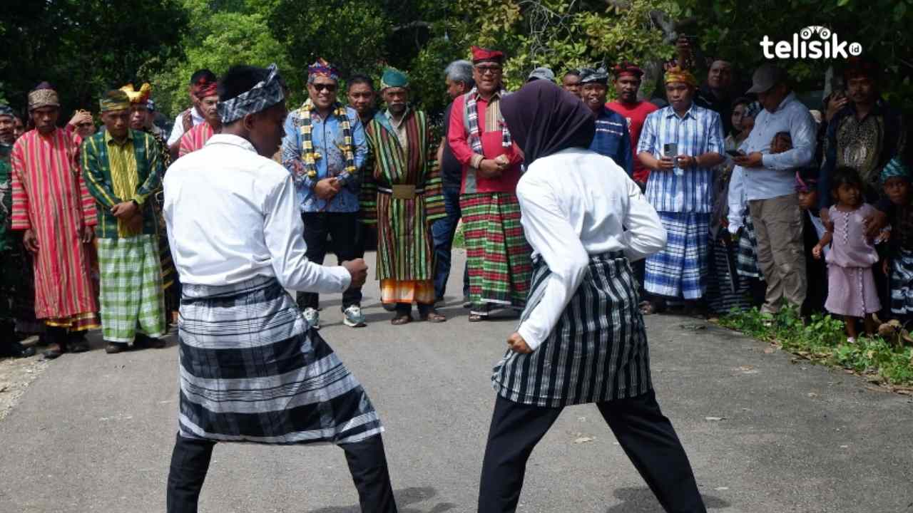 Atraksi Mangaru yang diperagakan oleh sepasang remaja Kelurahan Majapahit, Batauga saat menyambut rombongan Pemkab Buton Selatan. Foto: Ali Iskandar Majid/telisik