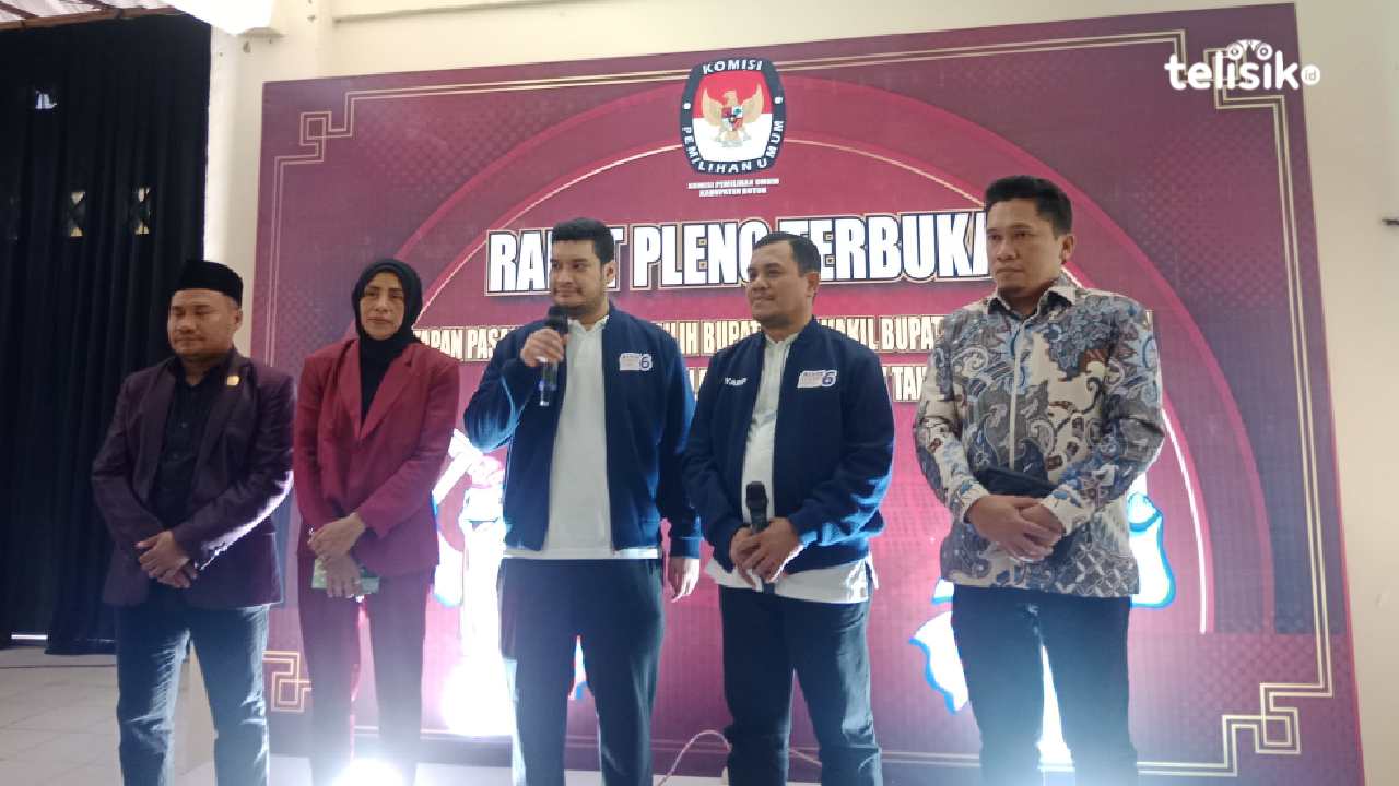 Pasangan calon Bupati dan Wakil Bupati Buton terpilih Alvin Akawijaya Putra dan Syarifudin Saafa, saat konfersi pers usai penetapan oleh KPU Kabupaten Buton, Kamis (6/2/2025). Foto: Febriyani/Telisik