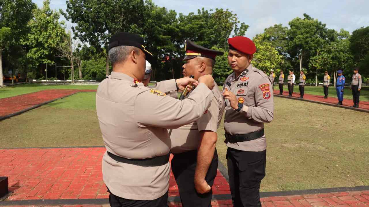 Momen AKP Hasani naik pangkat jadi Komisaris Polisi jelang pensiun, Sabtu (1/2/2025). Foto: Ist.