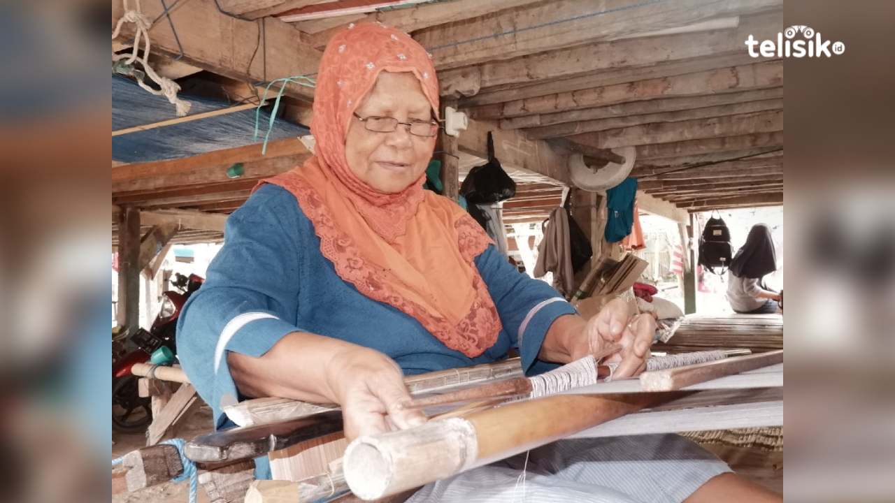 Maala saat menenun sarung Buton di bawah kolong rumahnya di Sukanaeyo, Pulau Makasar, Sulawesi Tenggara. Foto: Ali Iskandar Majid/telisik