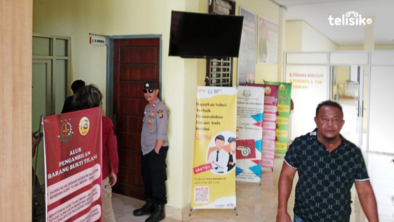 Ruangan Intelijen Kejari Muna tertutup saat menemui pendemo, Kamis (13/2/2025). Foto : Sunaryo/Telisik