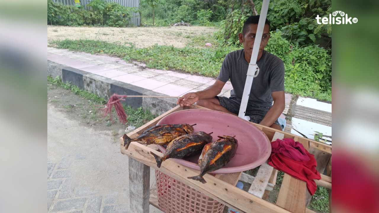 Rijal mendagangkan ikan asapnya di Jalan Martandu, Kendari. Foto: Erni Yanti/Telisik