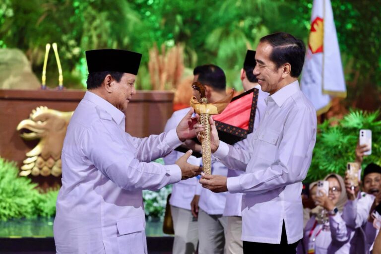 Prabowo menyerahkan keris ke Jokowi, saat pertemuan para Ketum Partai di Hambalang. Foto: Repro Buserjatim