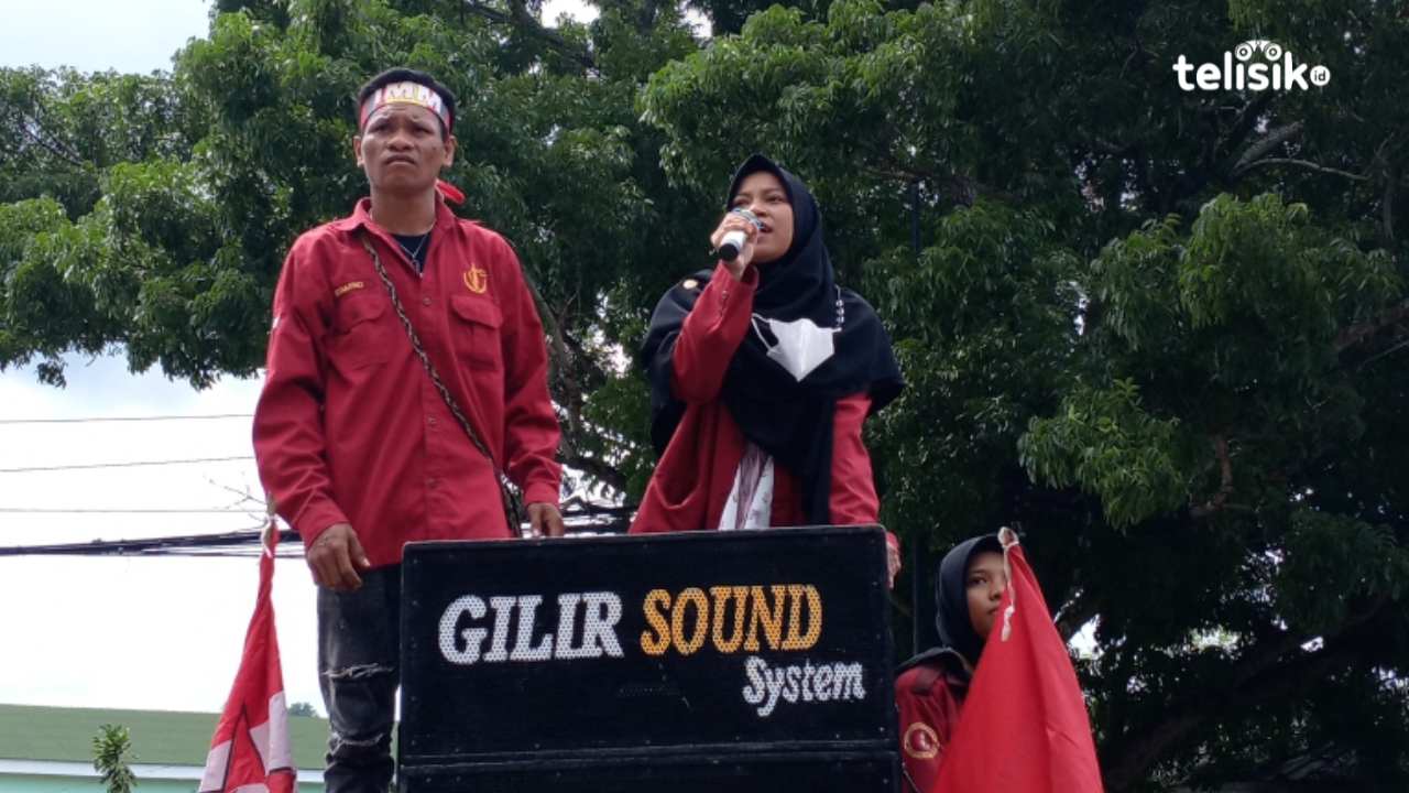  Sejumlah mahasiswa yang tergabung dalam Ikatan Mahasiswa Muhammadiyah (IMM) lakukan unjuk rasa depan kampus, Rabu (5/2/2025). Foto: Ali Iskandar Majid/telisik