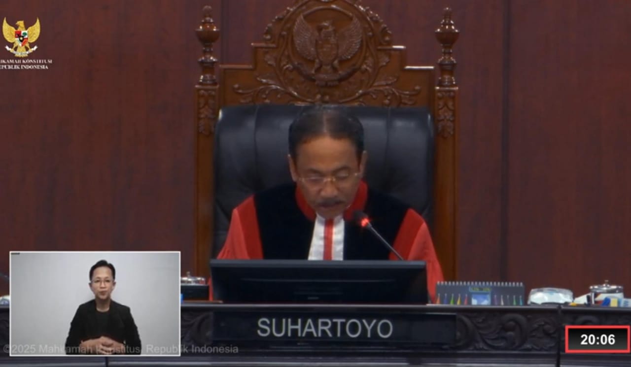 Ketua Hakim Konstitusi, Suhartoyo, saat membacakan putusan sela gugatan Pilkada 2024 di tiga kabupaten/kota di Sultra sekaligus, Selasa (4/2/2025). Foto: Ist