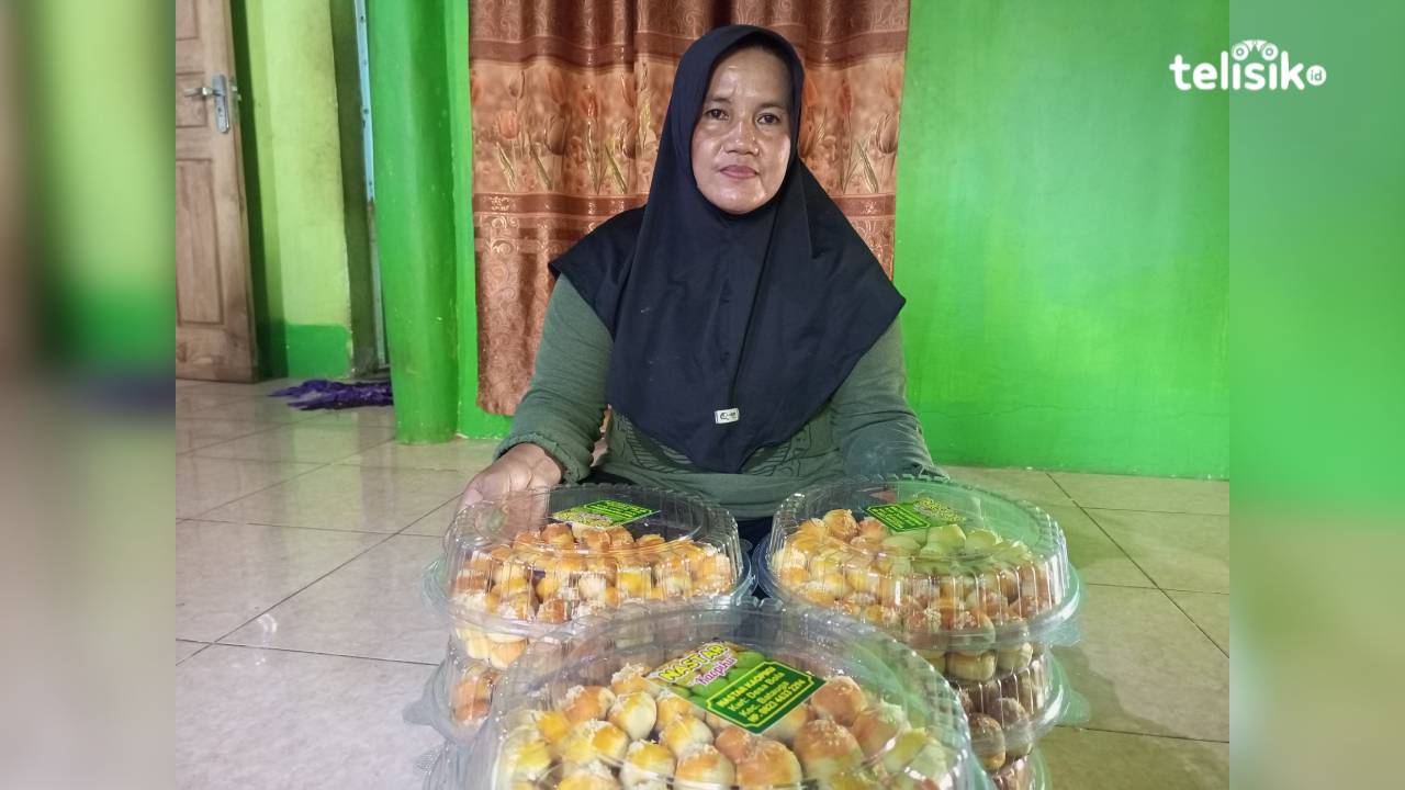 Owner nastar kaopiku, Uliyana, di rumah produksinya Desa Bola, Batauga, Buton Selatan. Foto: Ali Iskandar Majid/telisik