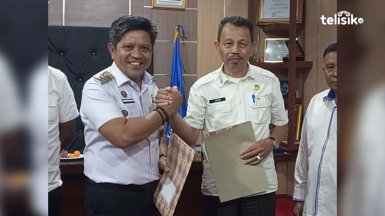 Kepala Dinas Komunikasi dan Informatika Sultra yang juga Pj Bupati Buton Selatan, Muhammad Ridwan Badallah (kiri), dan Kepala Dinas Komunikasi dan Informatika Buton Selatan, Jafar, usai teken MoU penggunaan aplikasi Sumaker, Rabu (5/2/2025). Foto: Ali Isk