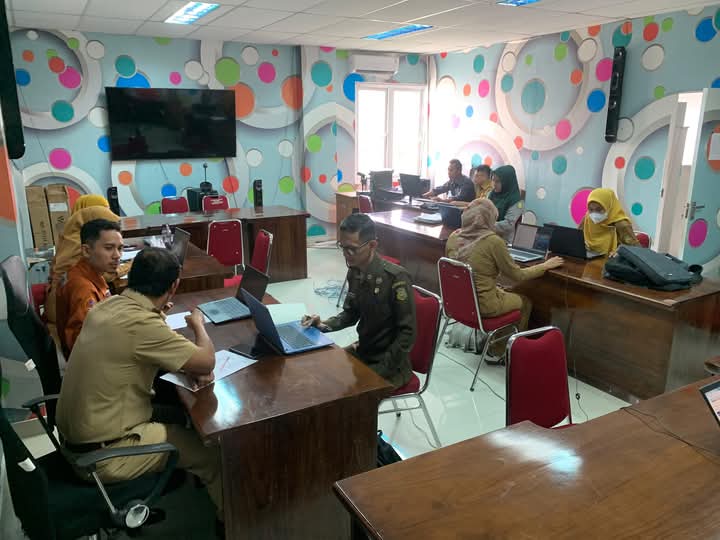 Tim teknis Diskominfo dan Persandian Kabupaten Buton saat memverifikasi dan mengintegrasikan data daerah di tiap OPD. Foto: Ist.