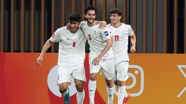 Pemain Iran merayakan gol setelah membobol gawang Indonesia di Piala Asia U-20 2025, Kamis (13/2/2025) malam. Foto: Repro Getty Images