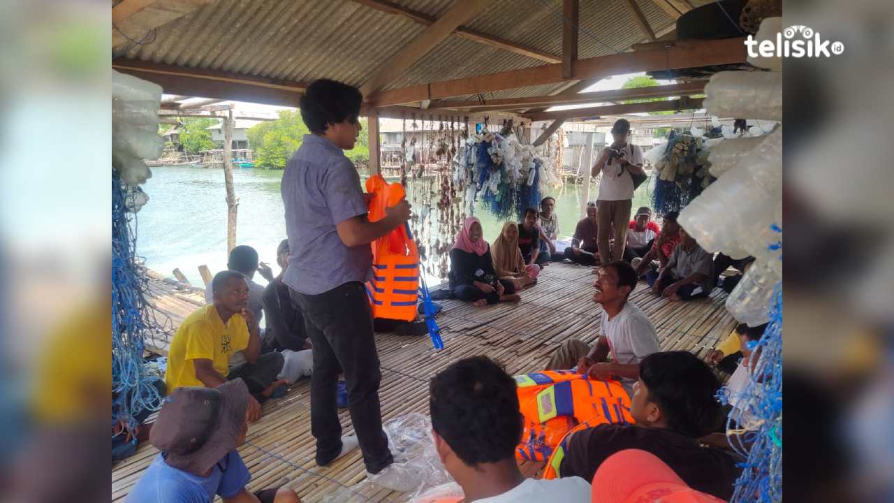 Instruktur dari Forkani menjelaskan cara penggunaan dan manfaat baju pelampung saat menghadapi kecelakaan di laut kepada para nelayan, Rabu (26/2/2025). Foto: Wa Ode Hesti/Telisik